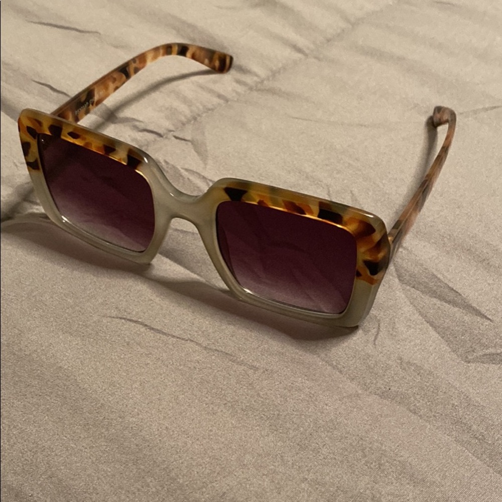 Stylish Square Gray Cheetah Sunglasses – Barely Worn, Perfect for Summer